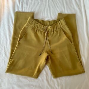 Lululemon On The Fly Pant Size 2 in Vintage Gold